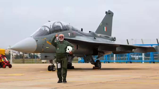 HAL: PM मोदी ने लड़ाकू विमान तेजस में भरी उड़ान