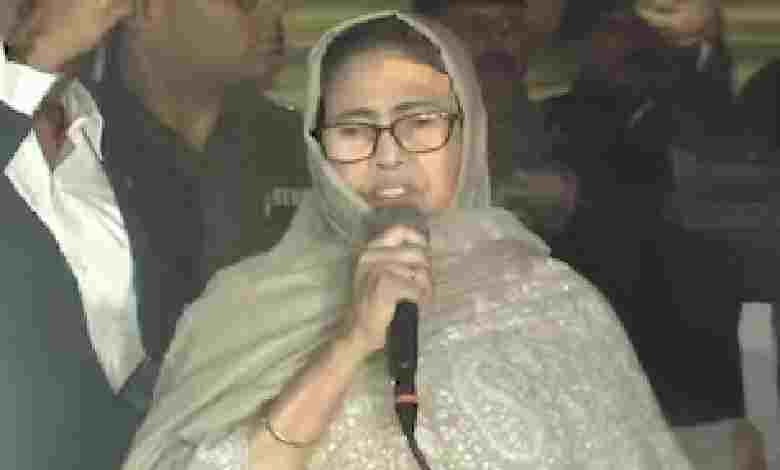 पश्चिम बंगाल की मुख्यमंत्री ममता बनर्जी एक सड़क हादसे में घायल हो गई