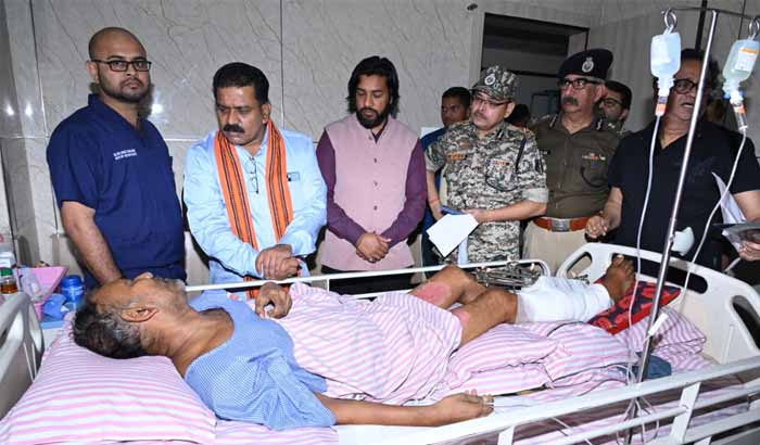 बीजापुर की घटना में घायल जवानों से अस्पताल में मिले गृह मंत्री, जवानों का पूरा ख्याल रखने चिकित्सकों को दिये निर्देश