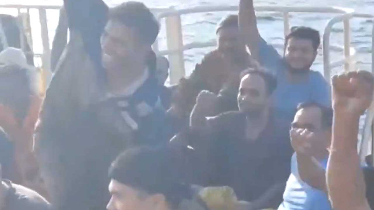 हाईजैक जहाज: समुद्री लुटेरों के चंगुल से 15 भारतीय सहित 21 लोगों को बचाया गया