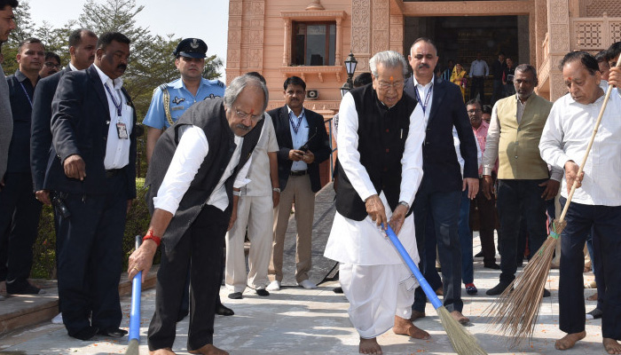 रायपुर : प्रधानमंत्री के आह्वान पर प्रदेश भर के मंदिरों में चल रही साफ-सफाई
