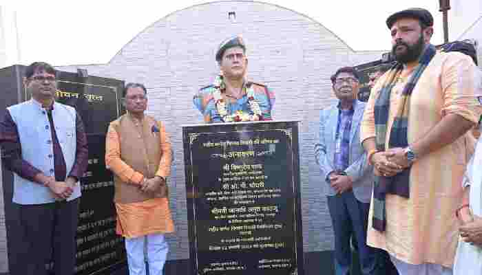 रायपुर: मुख्यमंत्री विष्णुदेव साय ने रायगढ़ में शहीद कर्नल विप्लव त्रिपाठी स्टेडियम में स्थापित शहीद कर्नल विप्लव त्रिपाठी की प्रतिमा का किया अनावरण