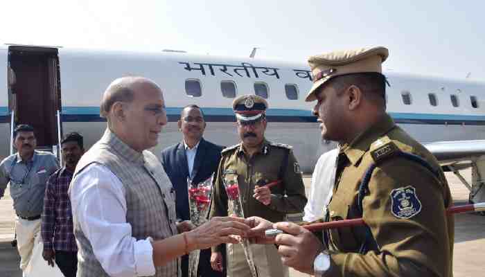 रायपुर: रक्षामंत्री राजनाथ सिंह का वरिष्ठ अधिकारियों ने किया स्वागत