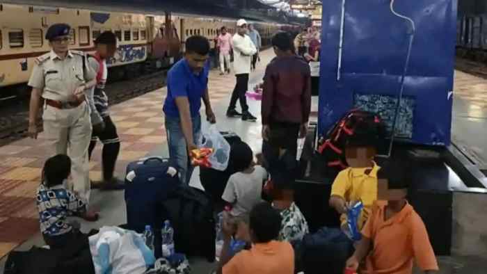 दुर्ग रेलवे स्टेशन में सर्चिग के दौरान पुलिस को 12 बच्चे लावारिस हालत में मिले