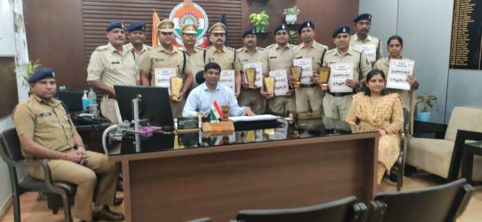 कॉप ऑफ द मंथ सम्मान: 12 पुलिसकर्मियों को पुरस्कार, अनुशासनहीनता पर आर. रामचरण ध्रुव सस्पेंड